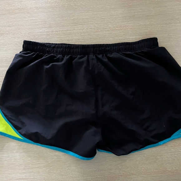 Women’s Under Armour running shorts - Picture 2 of 3